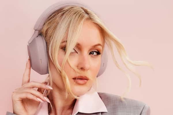 Zara Larsson torna a vida mais cor-de-rosa na nova campanha da Sony