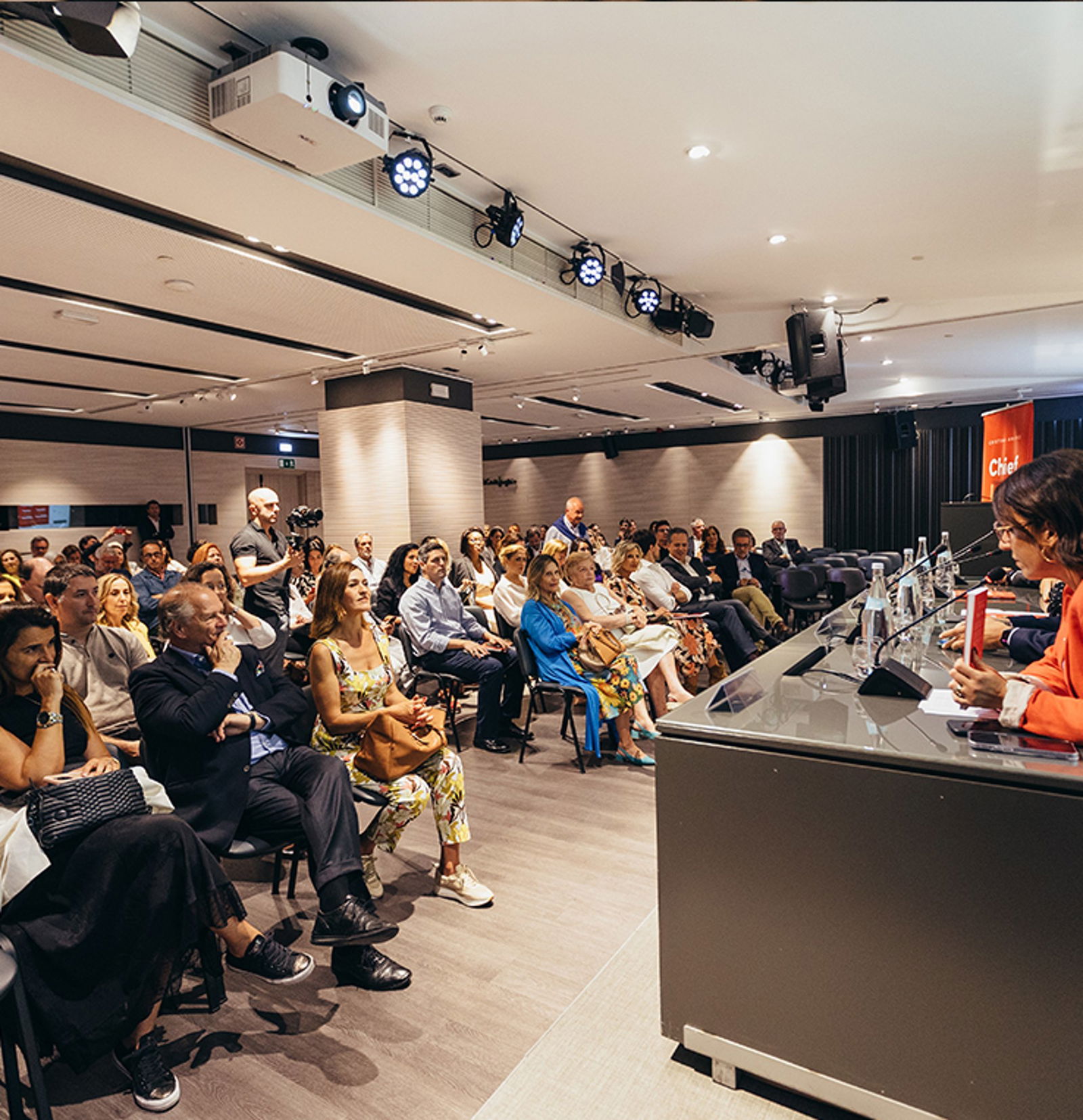 Cristina Amaro apresenta “Chief Love Officer” pelo país